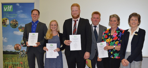 v. l. n. r.: Andreas Poschen, Katja Linek, Maximilian Müngersdorff , Helmut Dresbach, Vorsitzender vlf-NRW, Barbara Verenkotte, Betreuungslehrerin, Dr. Barbara Laubrock, Geschäftsführerin vlf-NRW ; es fehlen Jona Köppen und Jan Neumann (Foto: Lothar Dörsch)