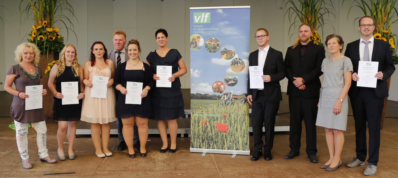 (1. Preis) Foto: Dr. Walter von Danwitz v.l.n.r. Fachlehrerin Regine Hasenbusch, Franziska Wilms, Larissa Teggers, Helmut Dres-bach (Vorsitzender vlf-NRW), Alexandra Busch, Simone Brüggemann, Benjamin Prohaska, Jens Wiedenfeld (Stellv. Vorsitzender der Vereinigung Ehemaliger Essener Gartenbauschüler e. V.), Frau Dr. Laubrock (Leiterin des Geschäftsbereichs Berufsbildung, Fachschulen), Tobias Lintker