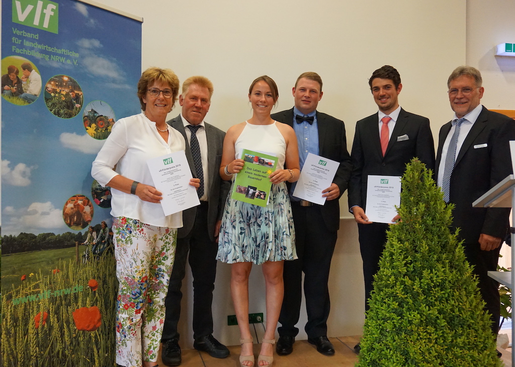 v.l.n.r: Inge Schneider (Fachlehrerin), Helmut Dresbach (Vorsitzender vlf-NRW), Jana Stenten, Niklas Schlagwein, Fabio Winzen und Ulrich Timmer (Schulleiter) Bild: Mirjam Patten 