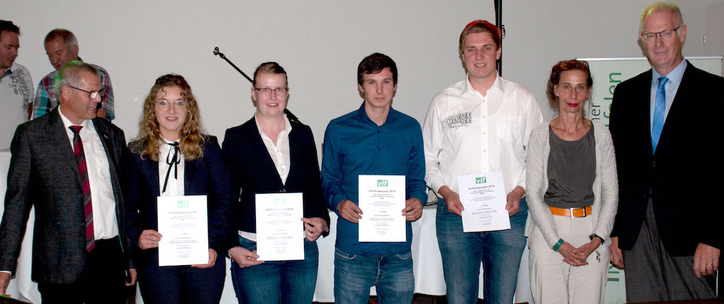 v.l.n.r.: Albert Storm (Landesvorstand vlf), Jonna Sümpelmann, Martina Werner, Benedikt Pieper, Jan Elpers, Dr. Cathleen Wenz (Fachlehrerin) und Josef Hengstebeck (stellv. Schulleiter) Bild: Dr. Ulrike Janßen-Tapken